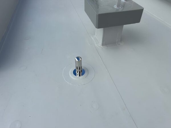 川崎市にて防水工事・屋上防水〈新築テナントビルの屋上塩ビシート工事〉の施工後写真